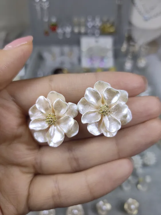 非金属树脂耳饰 白色轻奢风女法式日韩耳钉植物花卉欧若智性风