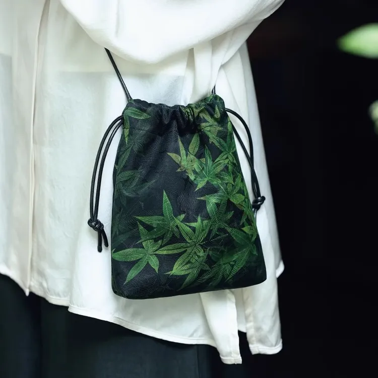 2025新款进宝袋新中式香云纱包包手提斜挎抽绳包福袋手机随身包