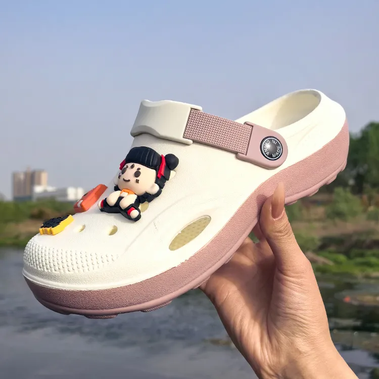 2025新款女款耐磨防滑夏季凉鞋沙滩鞋户外出行软底踩屎感洞洞鞋