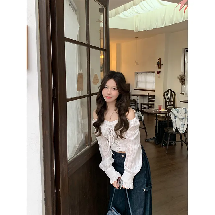 初秋穿搭法式高端大气上档次露肩长袖显瘦衬衫上衣女士秋季牛仔裤