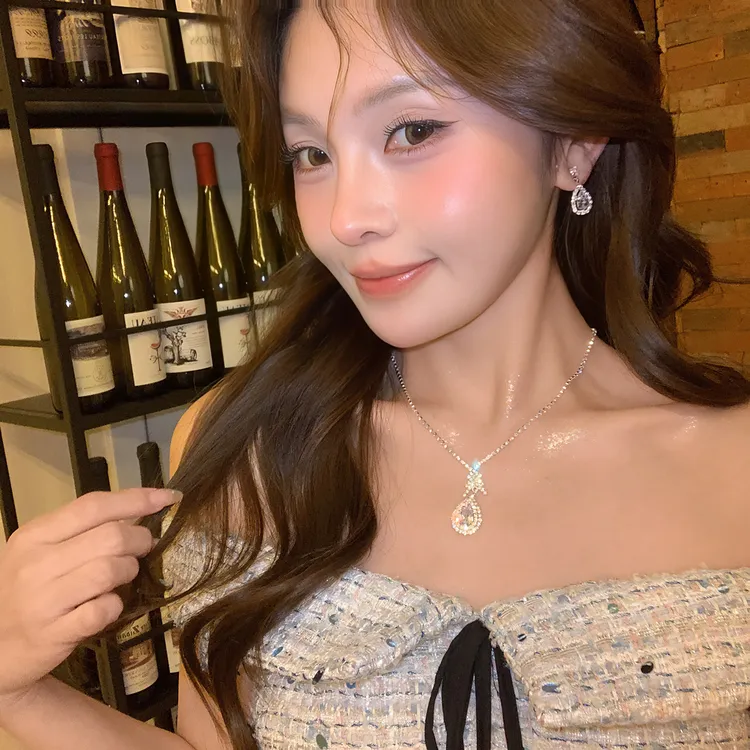 合金项链 精致满钻水滴项链耳钉套装轻奢高级感锁骨链简约颈链