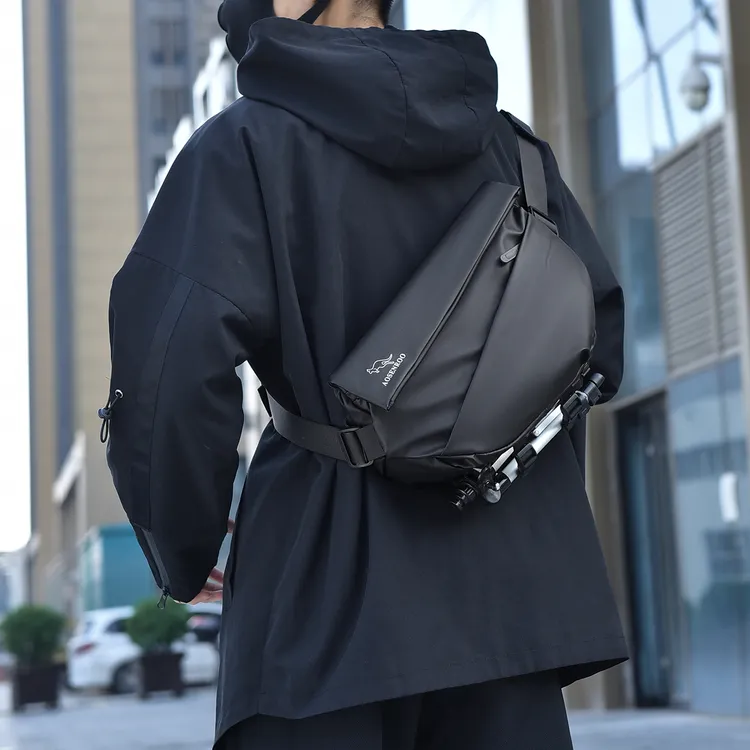 男士斜挎包通勤包胸包邮差包骑行包机车背包包包运动单肩包多功能