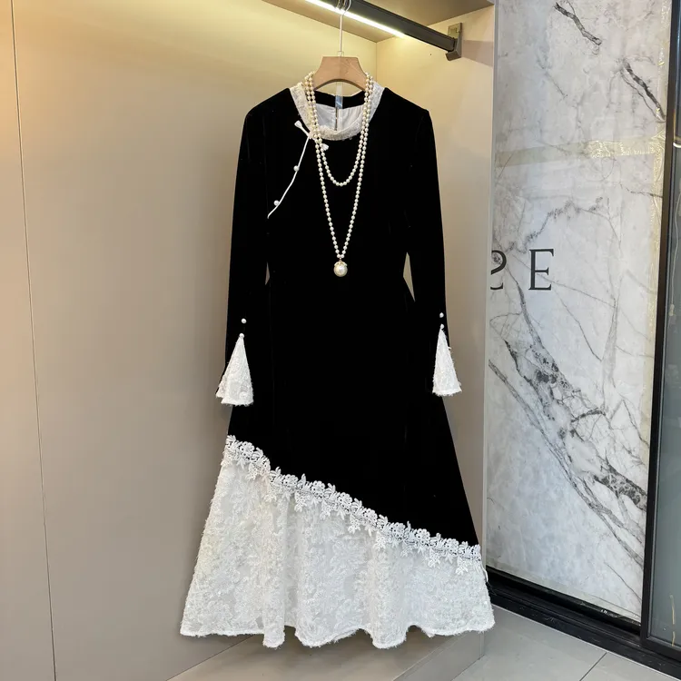 2025新款法式蕾丝拼接镂空时尚丝绒收腰显瘦设计复古连衣裙88181