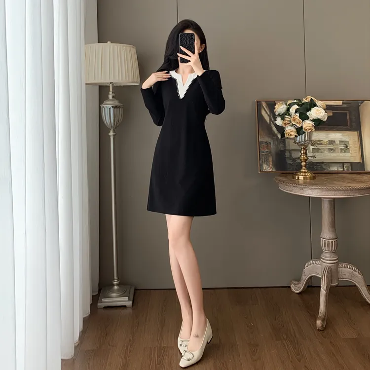 黑色长袖v领连衣裙女款爆款2025新款显瘦气质小个子赫本风小黑裙