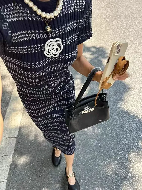 A夏季气质辣妹裙子法式设计感小香风山茶花条纹针织裙性感连衣裙