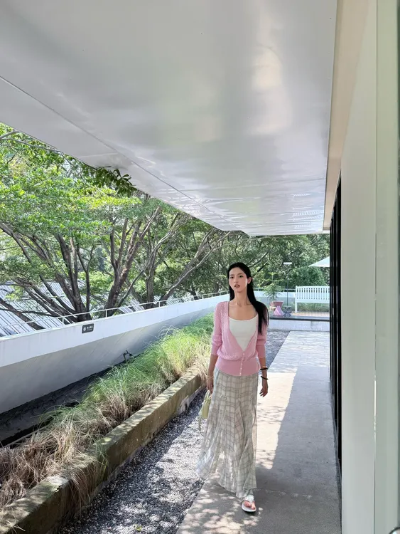 2025秋季新款温柔镂空绞花毛织开衫女深v复古长袖外套百搭半身裙