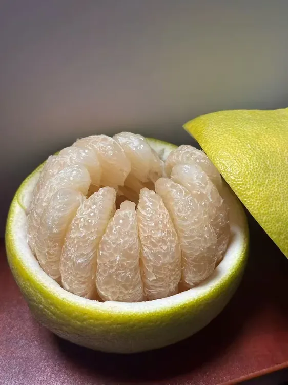 梅州松口柚当季新鲜孕妇水果纯甜多汁，粒粒饱满。