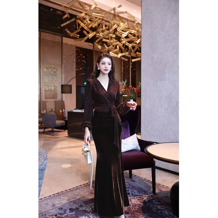 尤克菲儿 轻奢高定网纱植绒烧花上衣气质优雅复古纯色半身裙