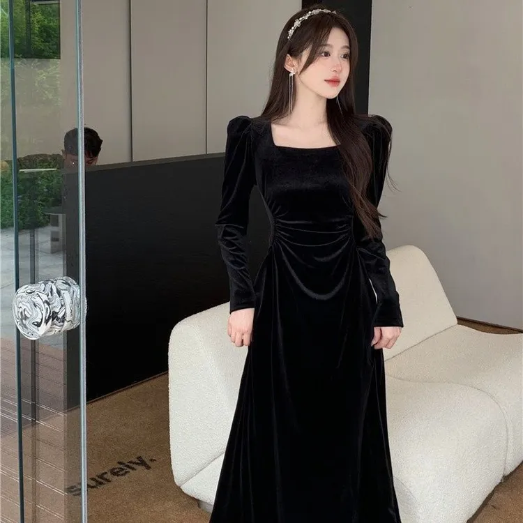 赫本风金丝绒黑色方领连衣裙女秋法式名媛长袖礼服裙褶皱收腰长裙