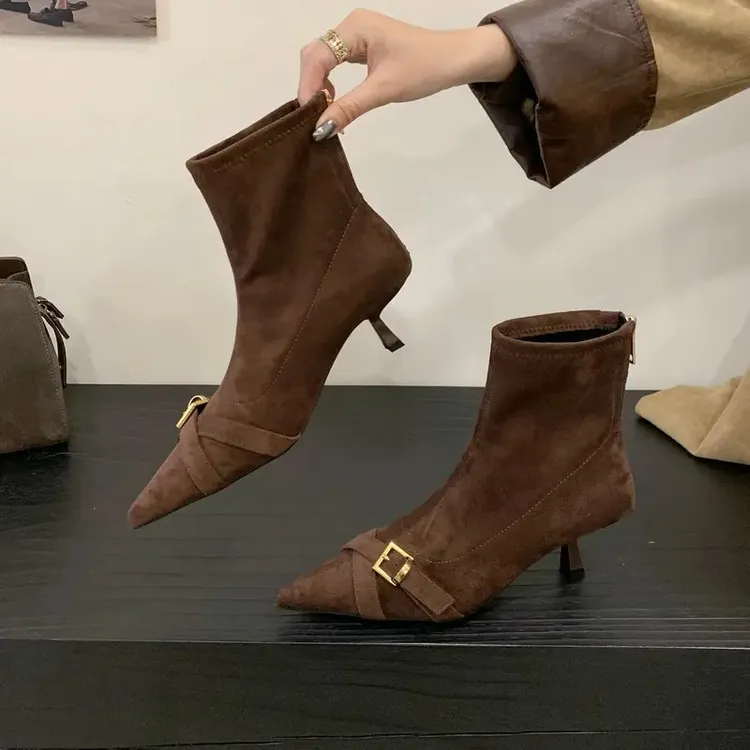 2025秋冬新款时装猫跟弹力瘦瘦靴法式弹力皮带扣加绒靴高跟短靴女