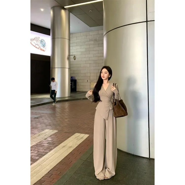 显瘦套装两件套长袖T恤上衣女秋季垂感休闲阔腿裤修身交叉v领气质
