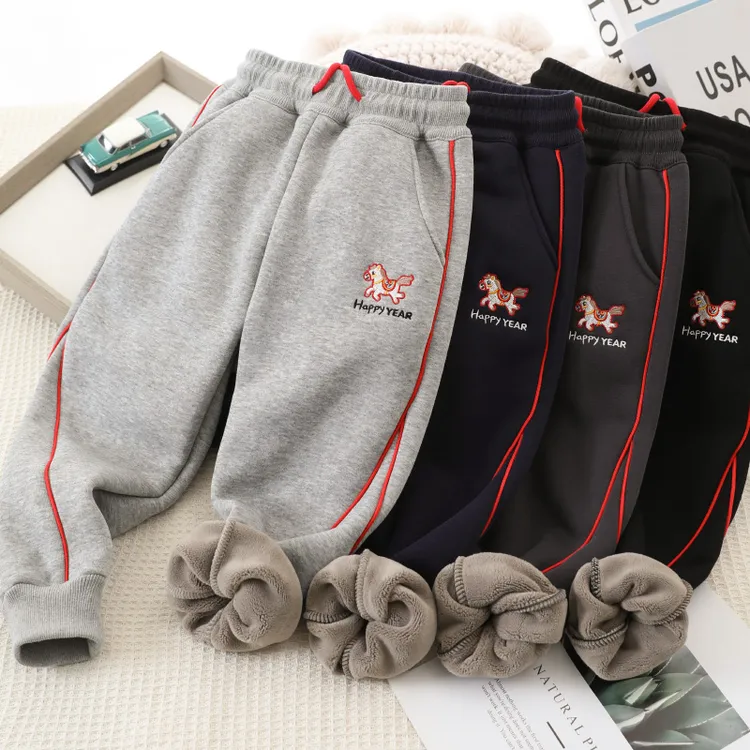 男童马年刺绣休闲裤2026冬季新款儿童加厚撸猫绒束脚运动裤中大童