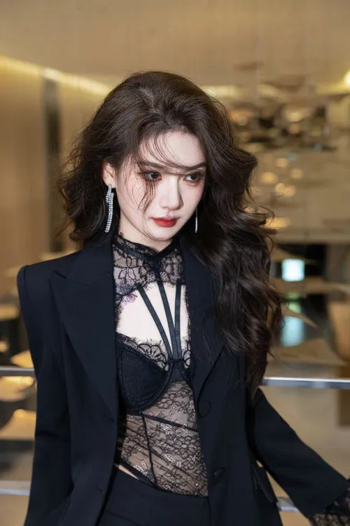 黑色纯欲风蕾丝内搭打底衫女秋冬季2025新款修身显瘦百搭长袖上衣