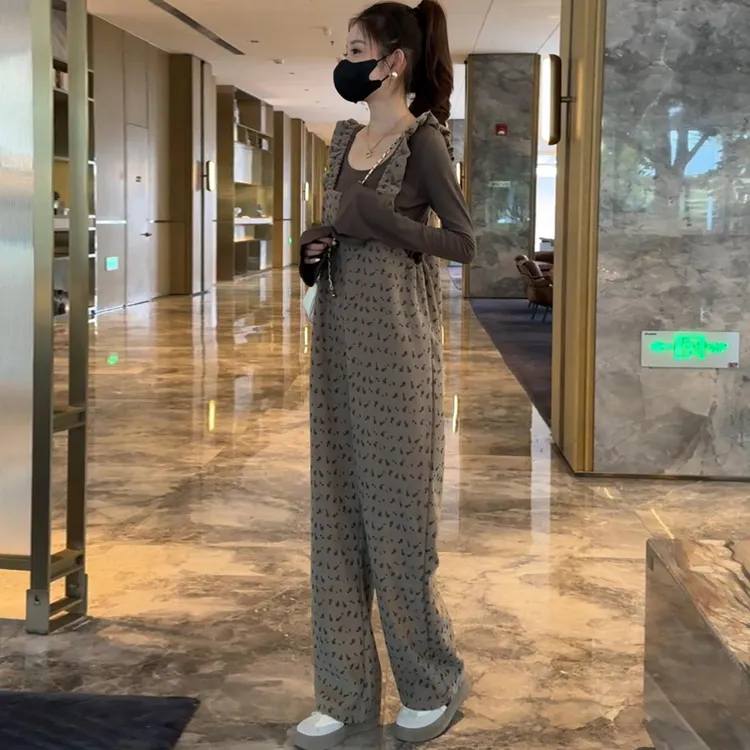 时尚套装女2025秋季新款洋气减龄显瘦针织打底衫碎花背带裤两件套