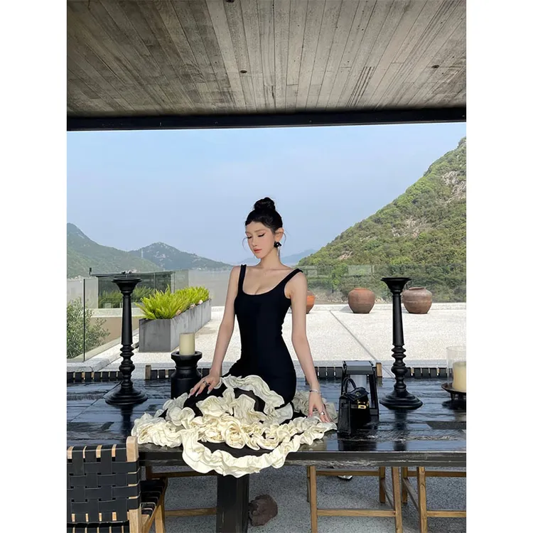 夏季显瘦修身穿搭设计款法式重工气质时尚收腰A字无袖吊带连衣裙