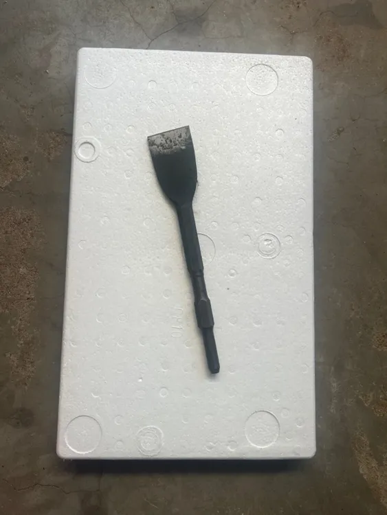 电镐上的中铲一面开刃的