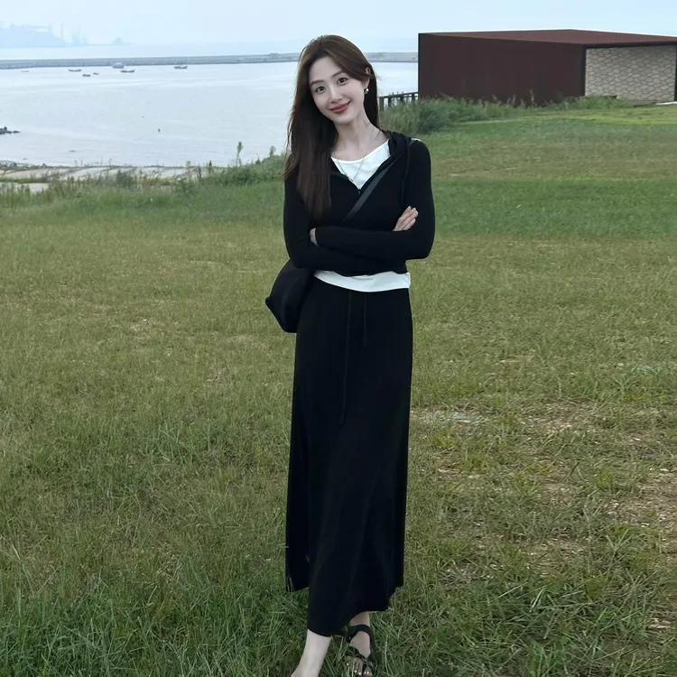 韩系赫本风黑色连衣裙女秋冬季2025新款运动连帽外套半裙两件套装