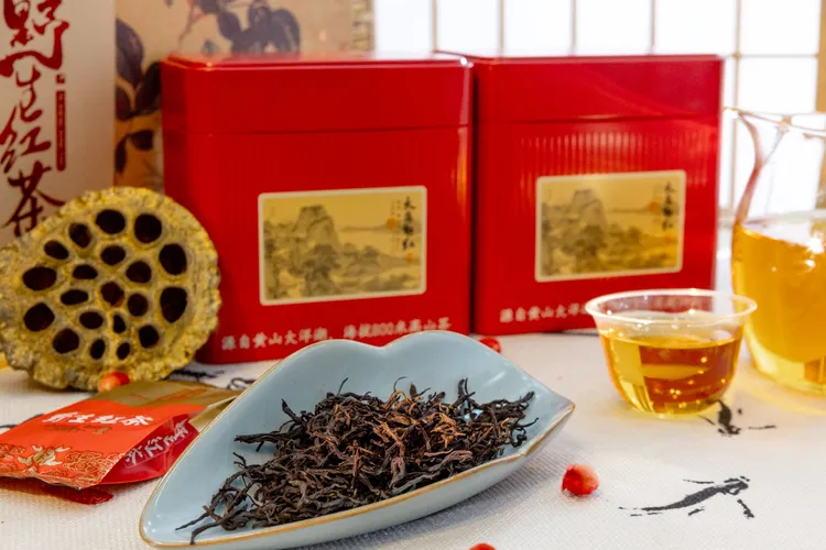黄山景区内大洋湖正宗红茶醇厚蜜香浓郁