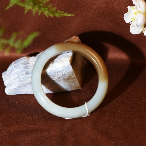 新疆和田玉且末糖青白手镯56mm