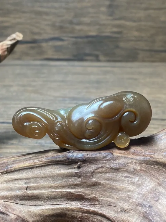 新疆和田玉且末糖《如意》吊坠 尺寸：61/24.1/10.9mm 重量：18.9g