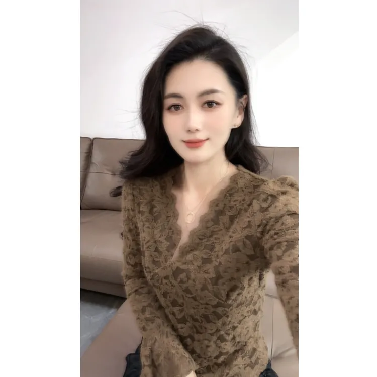 性感V领蕾丝长袖T恤女2025年秋冬新款喇叭袖纯色百搭上衣洋气小衫