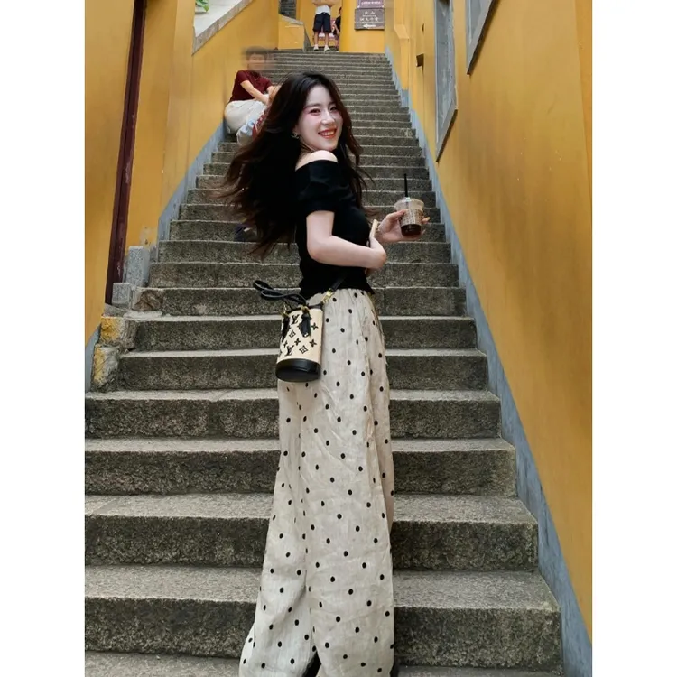 2025夏季知性甜美可爱风格黑色漏肩上衣搭配松紧波点阔腿裤套装女