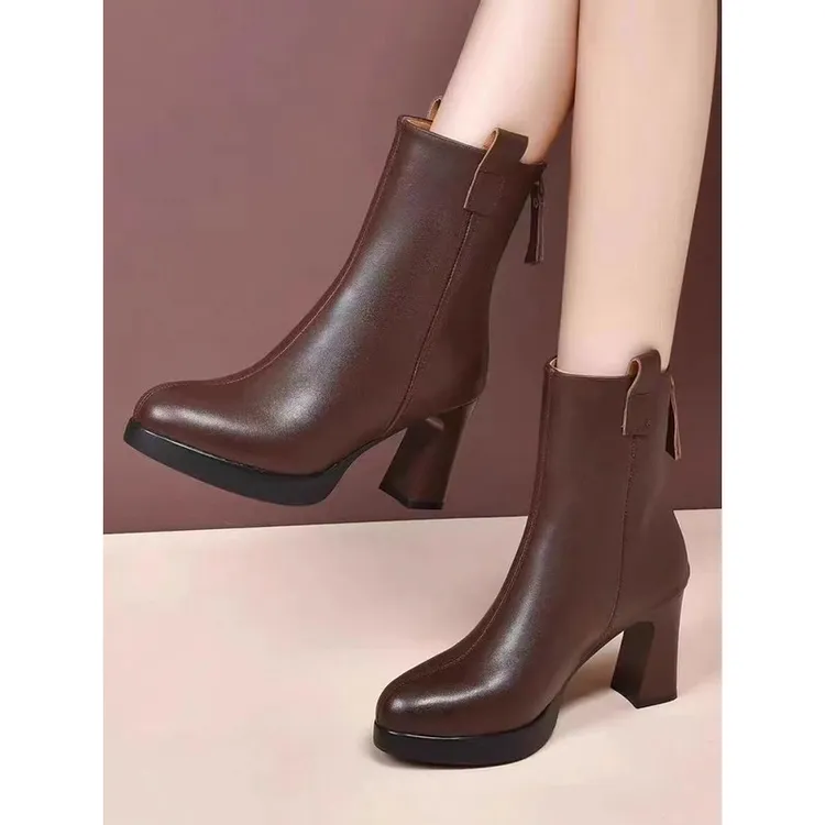 2025新款秋冬软皮百搭高跟短靴女棕色舒适加绒软底鞋防水台短靴款