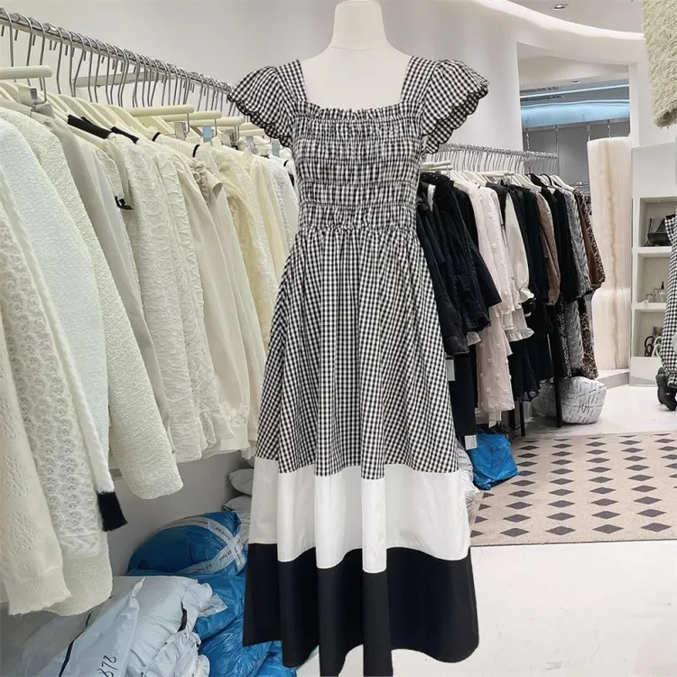 夏季2025年新款法式复古飞飞袖中长款裙子女装夏天小众格子连衣裙