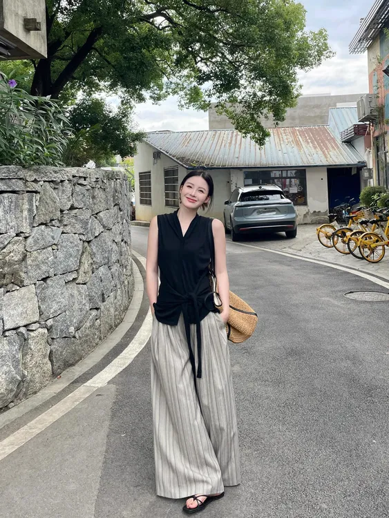 夏季老钱风一整套穿搭设计感无袖气质黑色上衣高腰条纹阔腿裤套装