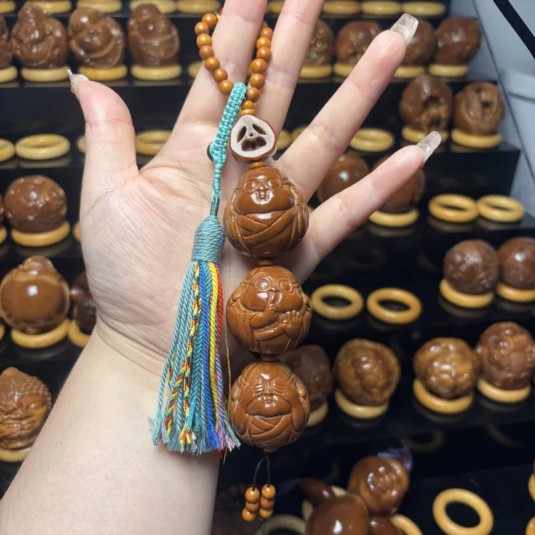 巴西橄榄核雕刻手把件设计款 三不小和尚（流苏颜色蓝色绿色随机）