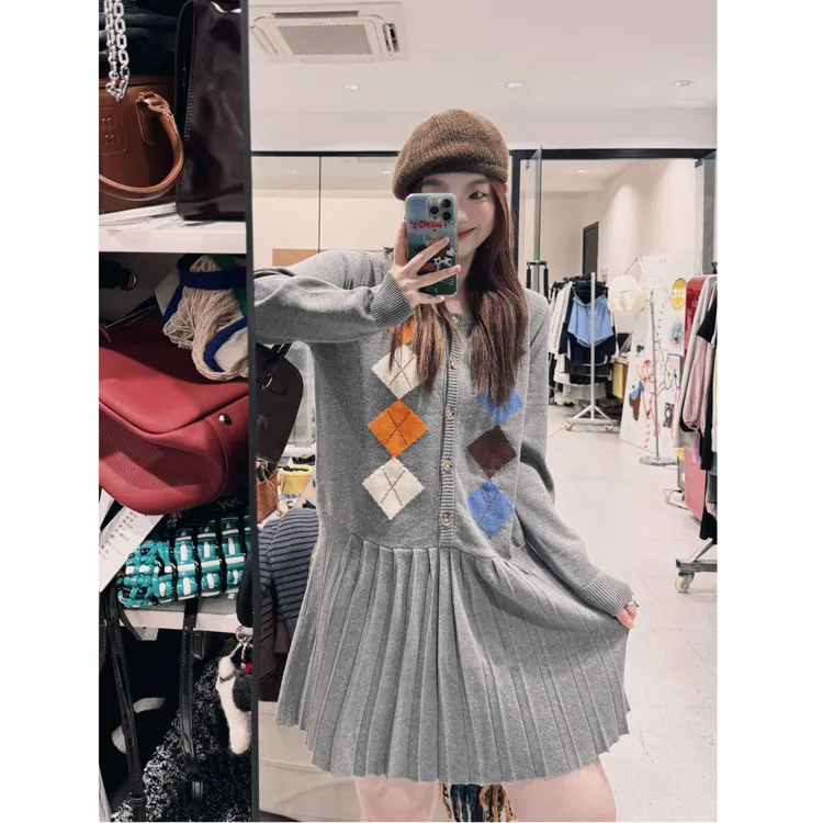 晶咕【悉大学妹】撞色菱格圆领长袖针织长短版连衣裙