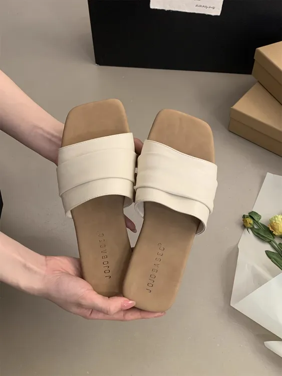 韩系褶皱软皮拖鞋女外穿夏季软平底海边度假沙滩鞋仙女风一字凉拖