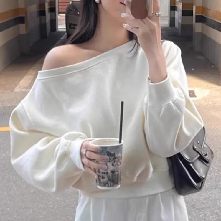 2025秋装小心机侧露肩设计感宽松卫衣女纯色通勤百搭套头上衣chic