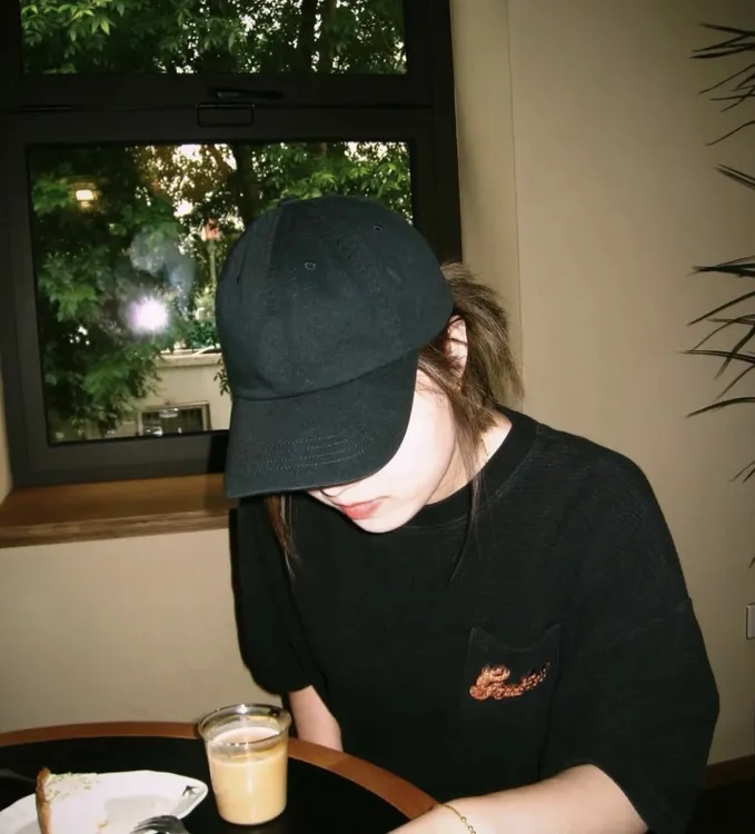 男女百搭小马刺绣鸭舌帽