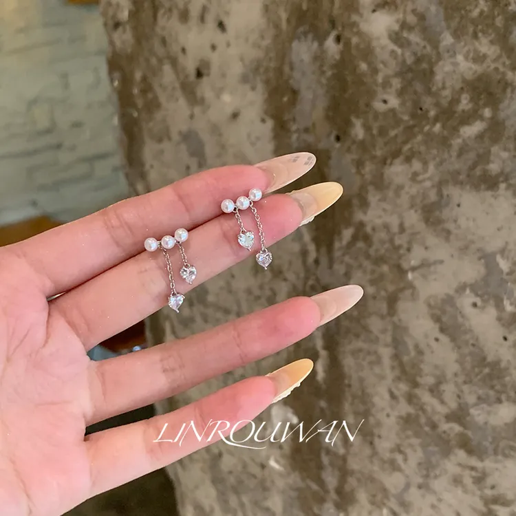 春日白茶爱心小流苏耳环2025小众设计感耳饰轻奢高级气质百搭耳钉