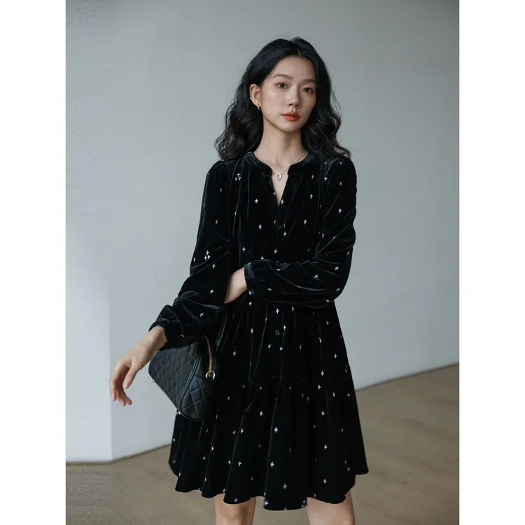 法式赫本风丝绒连衣裙女春秋季黑色显瘦气质高级感小个子复古裙子