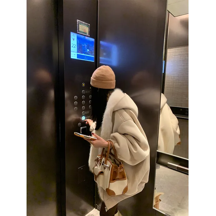 区区欧阳"纽约冬时令"降温小暖炉！正反两穿环保仿狐狸毛连帽外套