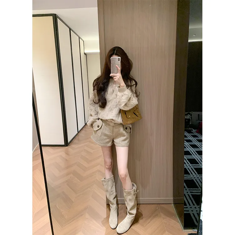 老钱风秋冬季慵懒风V领短款休闲宽松毛衣女高腰百搭显瘦休闲短裤