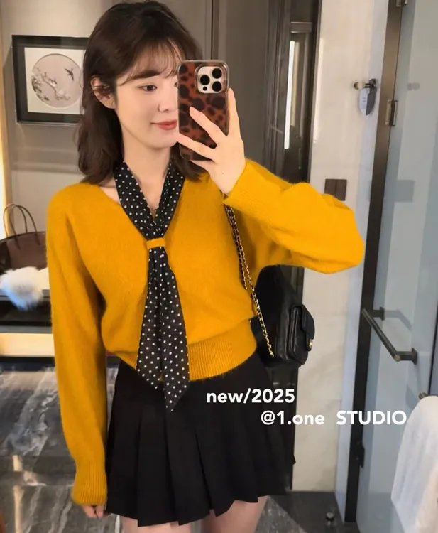  法式复古气质v领波点丝巾领带套头针织衫女秋冬加厚软糯短款毛衣