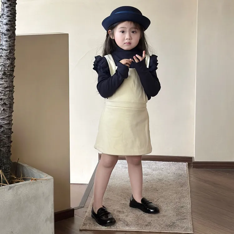 小思家2025秋季新款女童韩版洋气百搭纯色飞飞袖打底衫背带裙套装