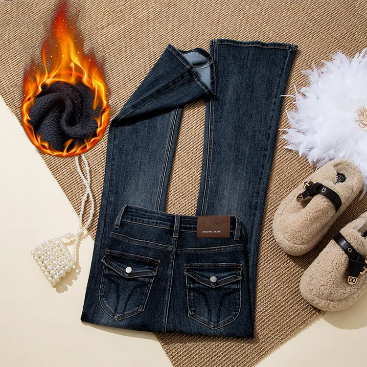 雾霾蓝微喇叭牛仔裤女2025秋冬新款加绒修身高腰百搭弹力马蹄裤子