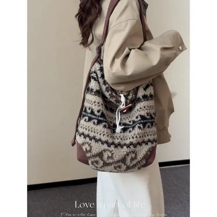 囊中慕原创新款费尔岛羊羔毛绒包女2025宽带单肩斜挎水桶托特包潮