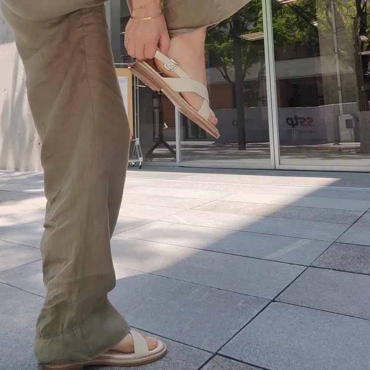 方跟圆头交叉带罗马凉鞋