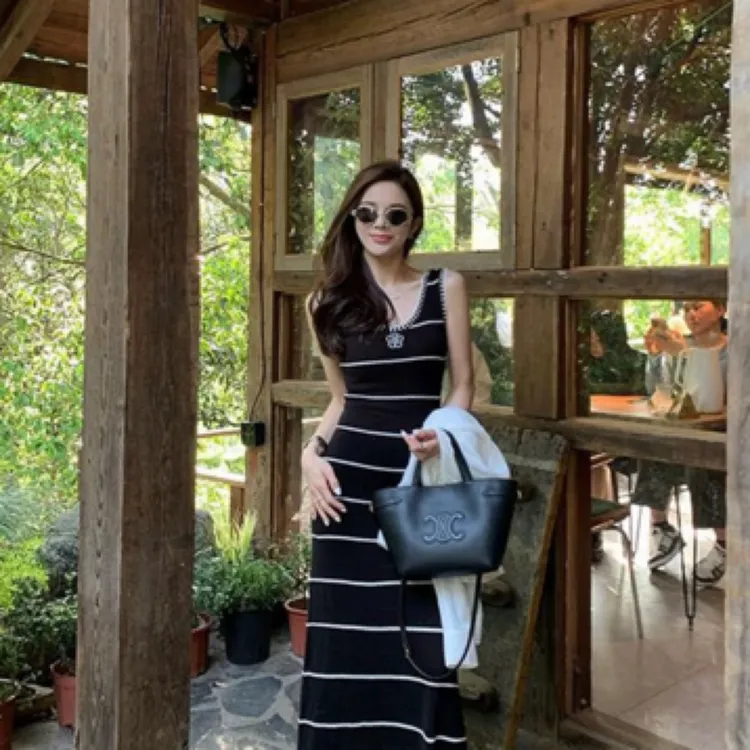  夏季韩系气质山茶花刺绣黑白条纹撞色U领针织背心连衣裙A字长裙