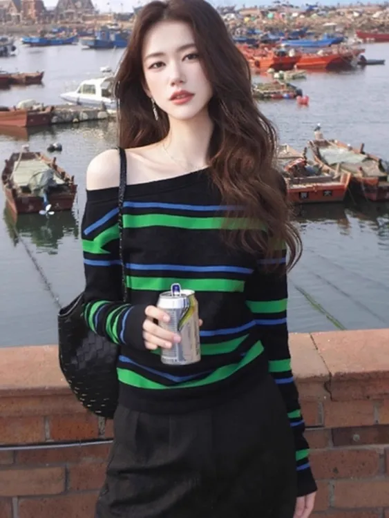 早秋独特撞色条纹针织打底衫女内搭设计感复古甜辣妹斜领露肩上衣