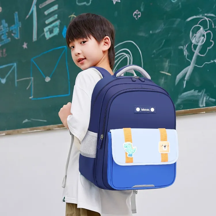 阳光8点男童女童1-3年级轻便护脊书包新款双肩背防泼水小学生书包