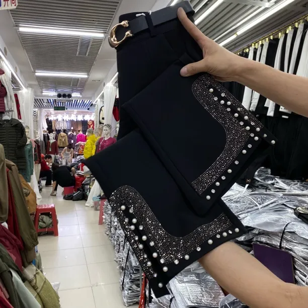 869款2025夏季新款重工烫钻钉珠九分时装微喇裤，无腰带