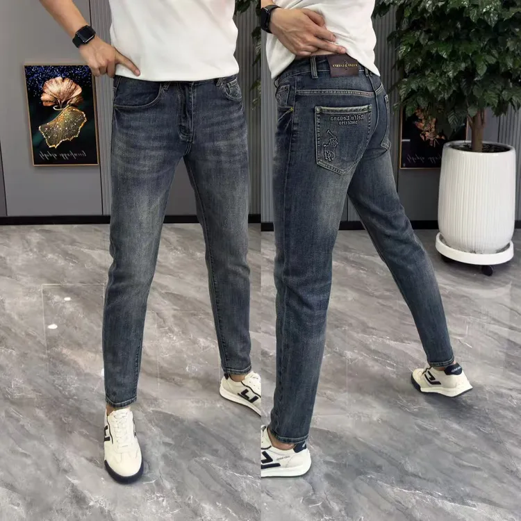 男士牛仔裤秋季新款深色小脚牛仔裤时尚压花长裤潮流百搭休闲裤子
