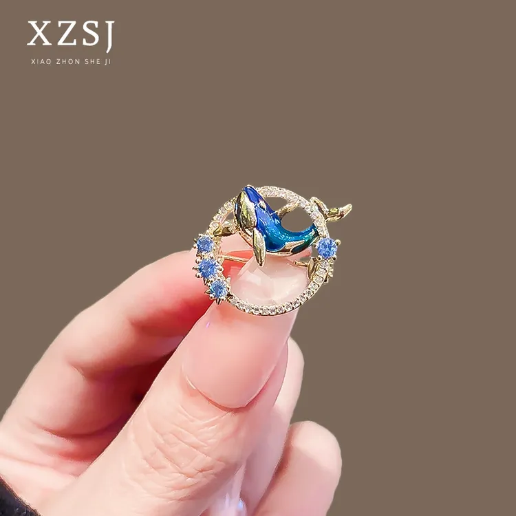 铜锆石胸针 珐琅鲸鱼圆圈胸花女新款高级感别针防走光扣领口配饰