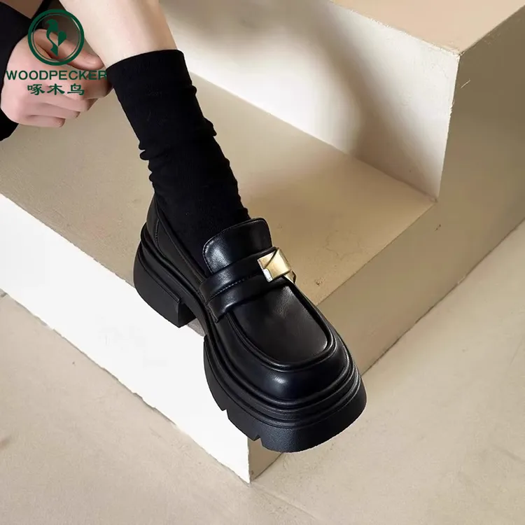 啄木鸟金属扣厚底2025小皮鞋女新款粗跟百搭松糕鞋一脚蹬乐福鞋